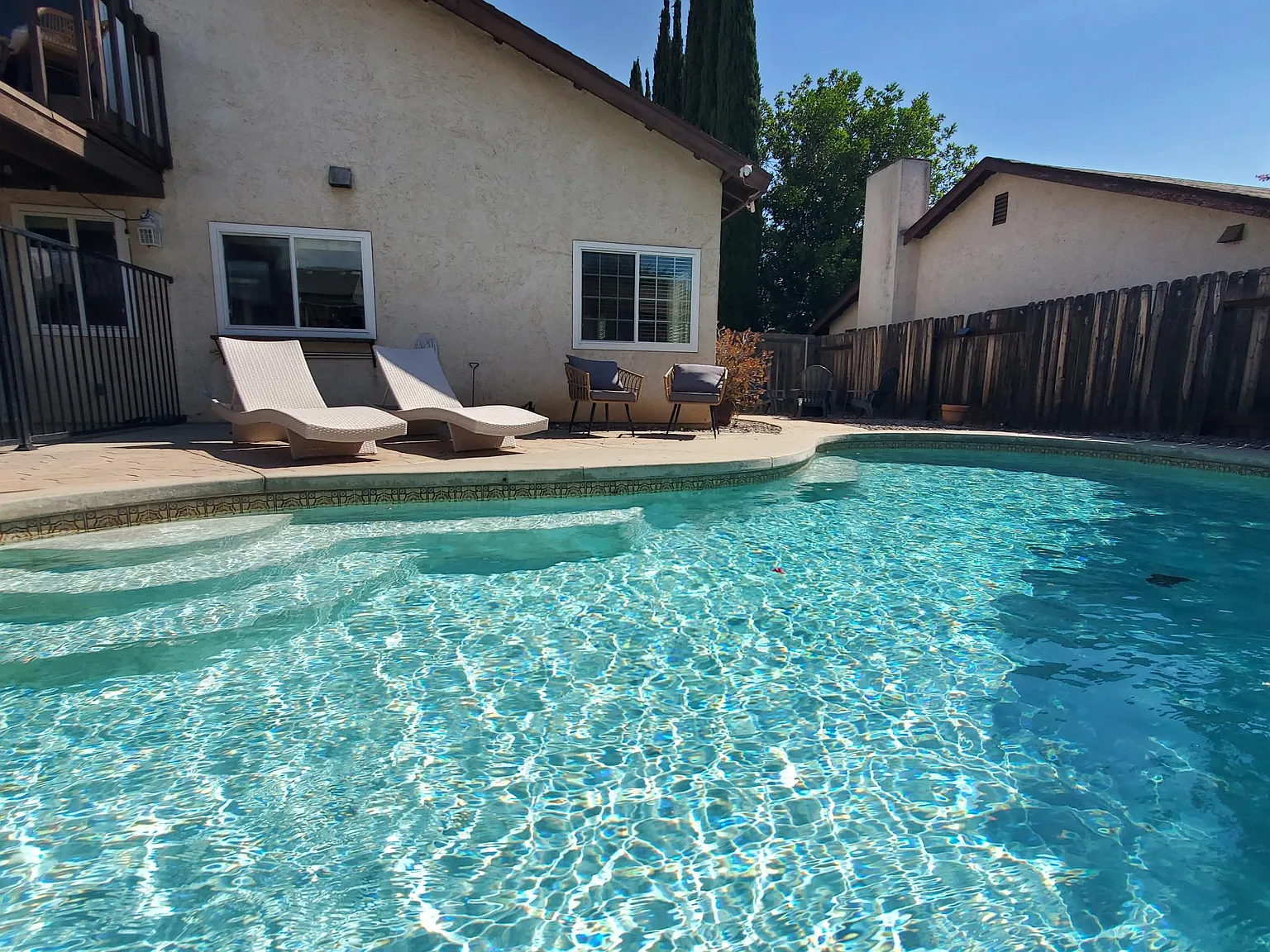 458 Las Brisas Dr — Photo 2