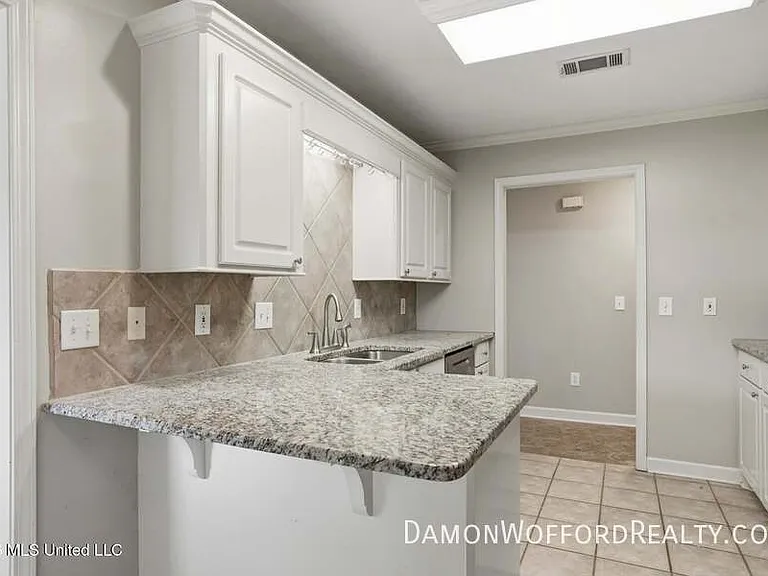 139 Hunters Row — Photo 8