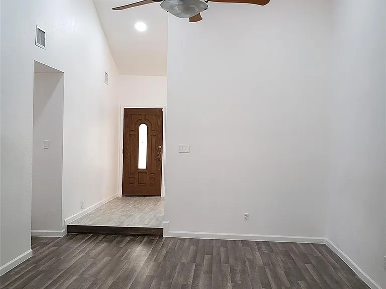 703 Meadow Creek Dr — Photo 13