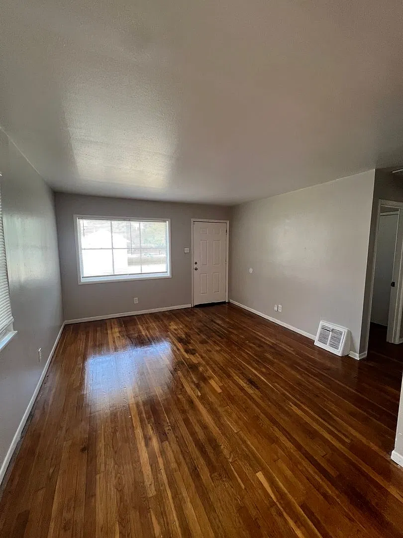 Beautiful! 3 bed 1 bath home with easy to clean hardwood. Clean and Bright! Rent Today — Photo 2