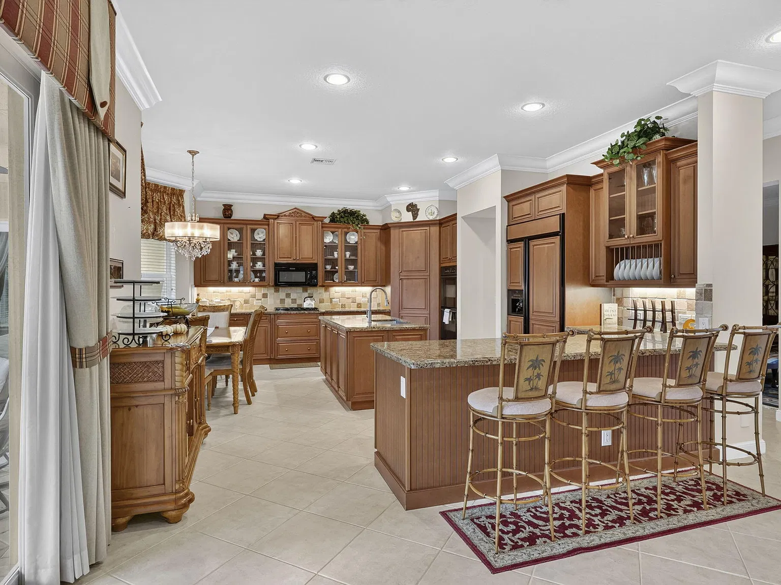 5 bed, 4.5 bath, 4616 sqft, $13,000 — Photo 3
