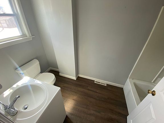 3rd image of 6 E Pearl St APT 1