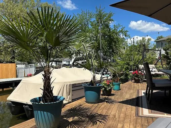 1390 Bamford Dr, Waterford, MI 48328