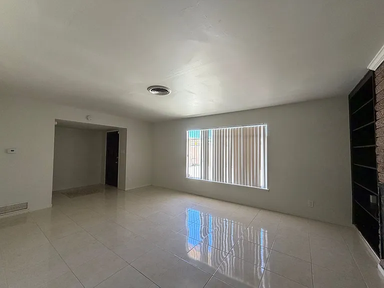 29205 Exeter St — Photo 17