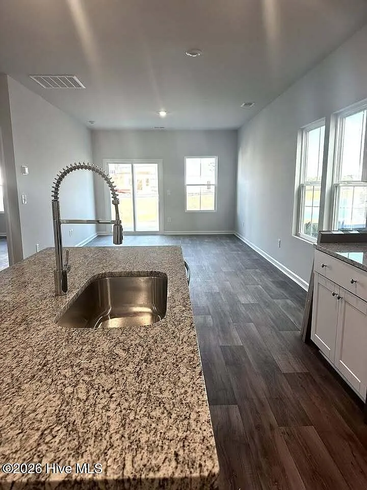 4 bed, 3.0 bath, 1972 sqft, $1,900 — Photo 3