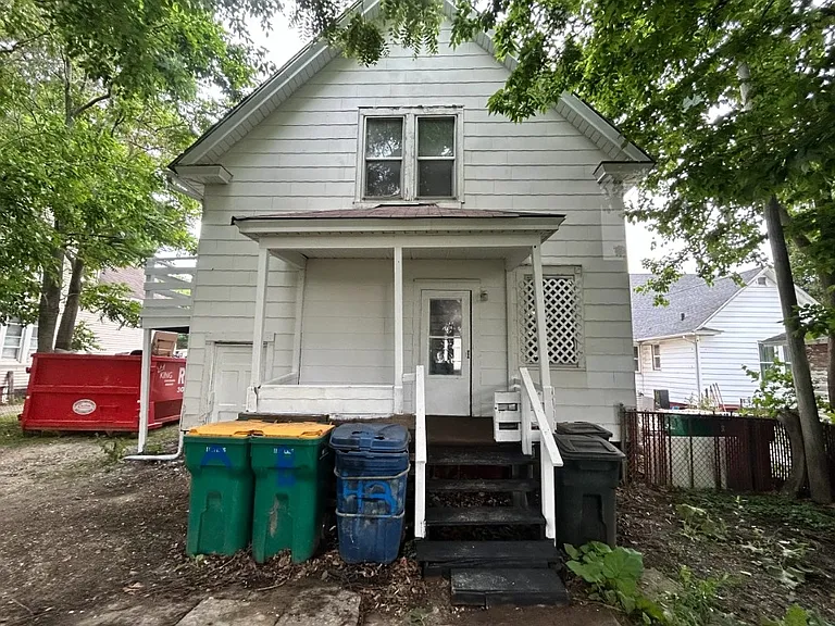 43 Allens Ave — Photo 2