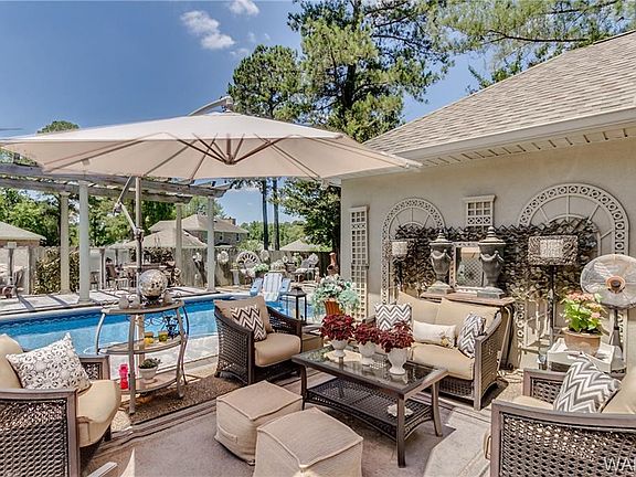 3rd image of 6045 Garden Oaks Dr