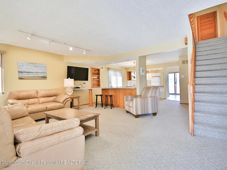 21 Brown Ave — Photo 5