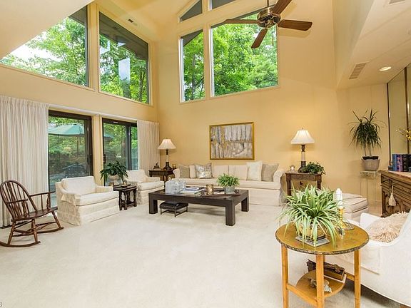 4th image of 840-42 Windward Dr