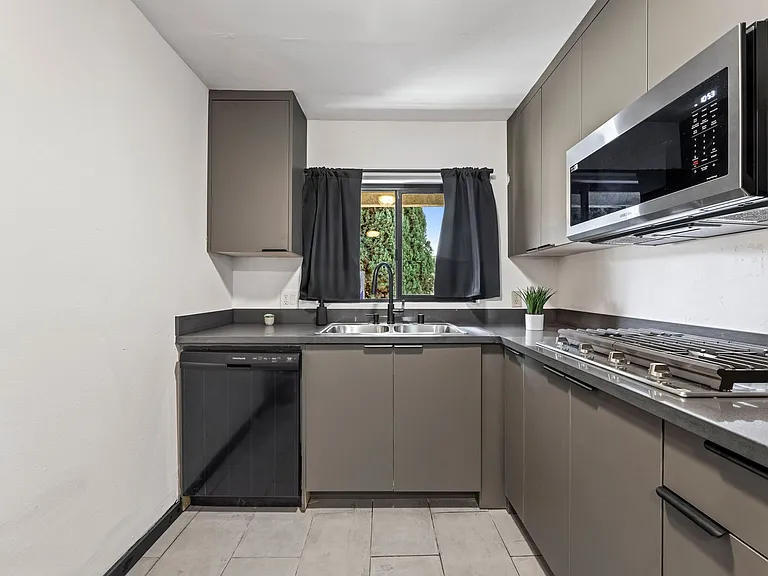 1823 Pelham Ave #6 — Photo 9