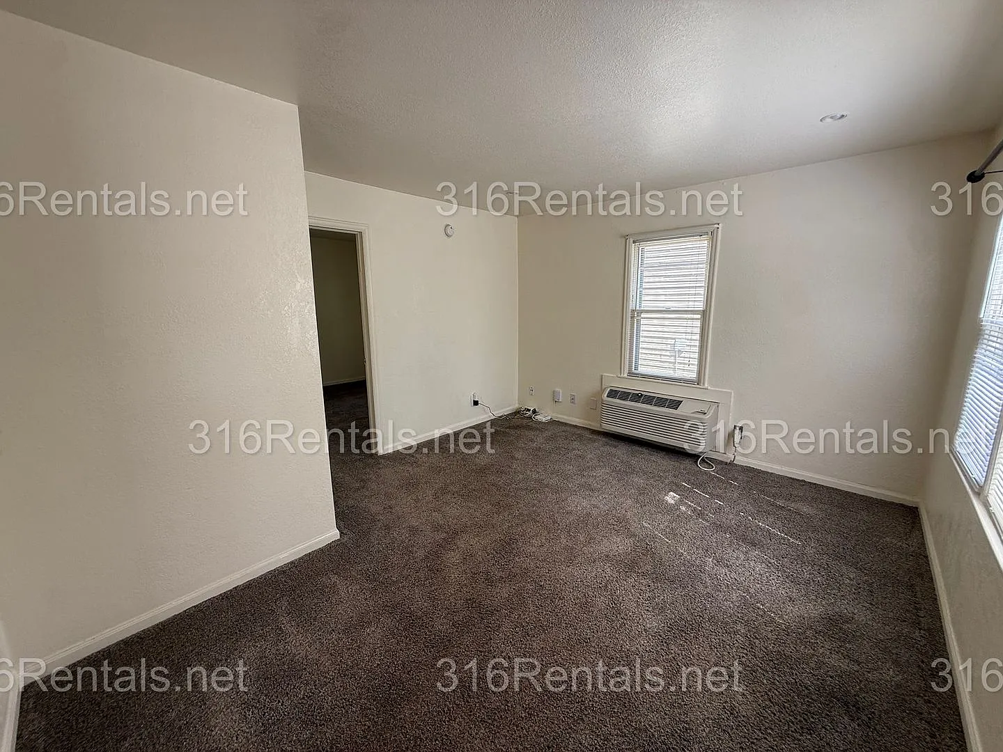 $560 - 1 bed 1 bath Duplex — Photo 3