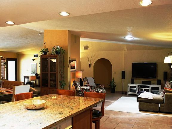 4th image of 208 E Yvon Dr