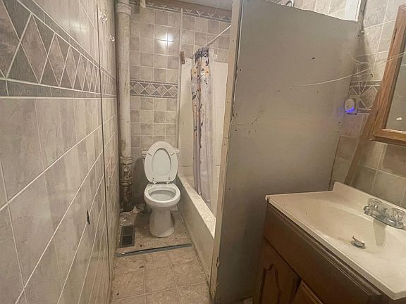 4th image of 704 E 8th Ave