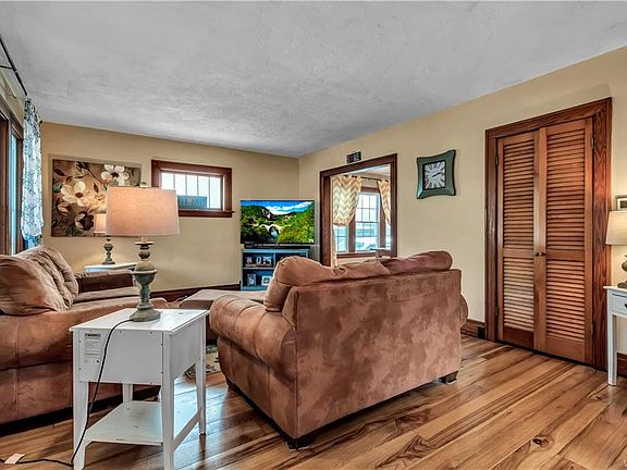 2nd image of 32 Regent St