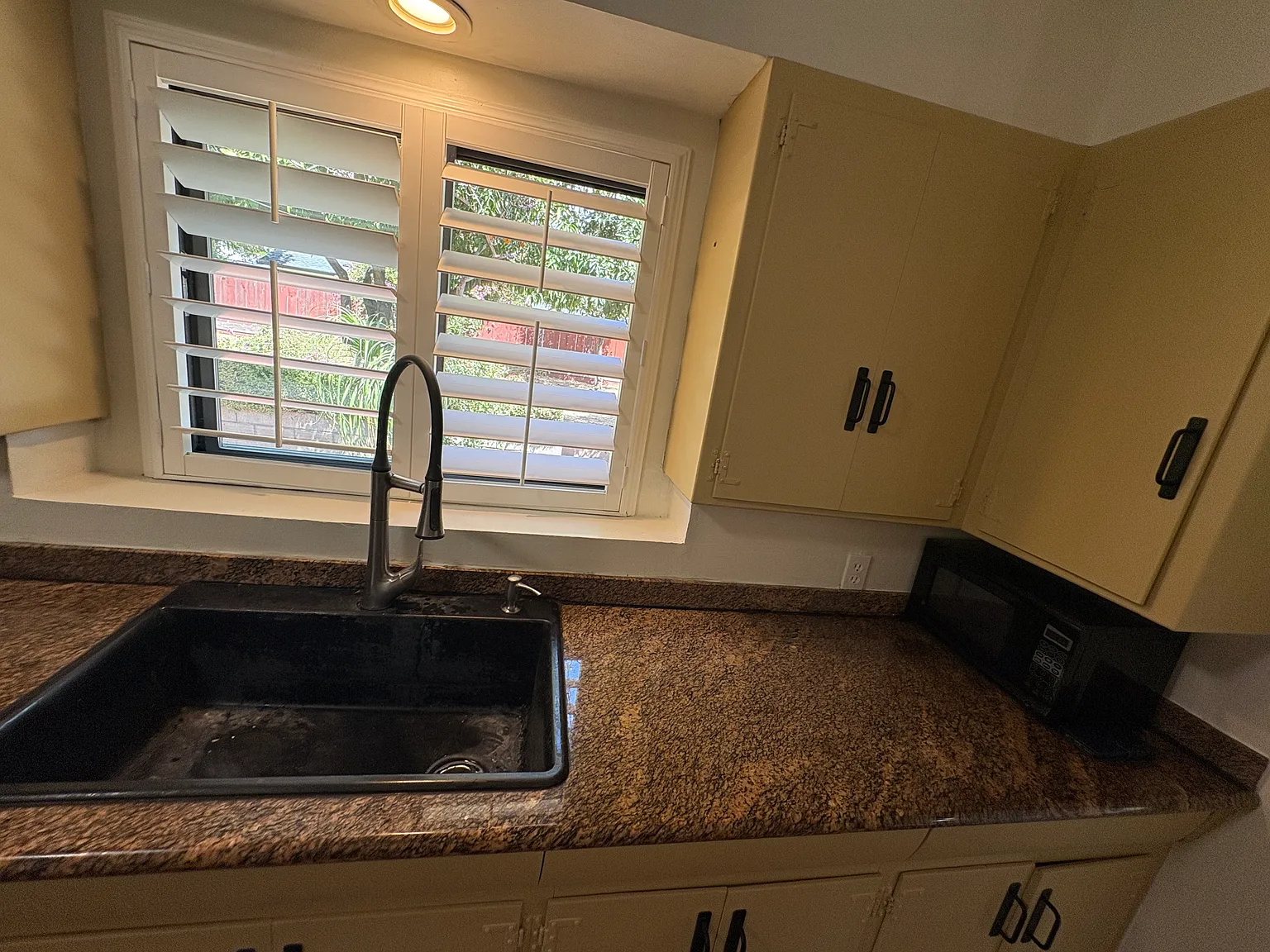 225 Pomona Ave — Photo 2