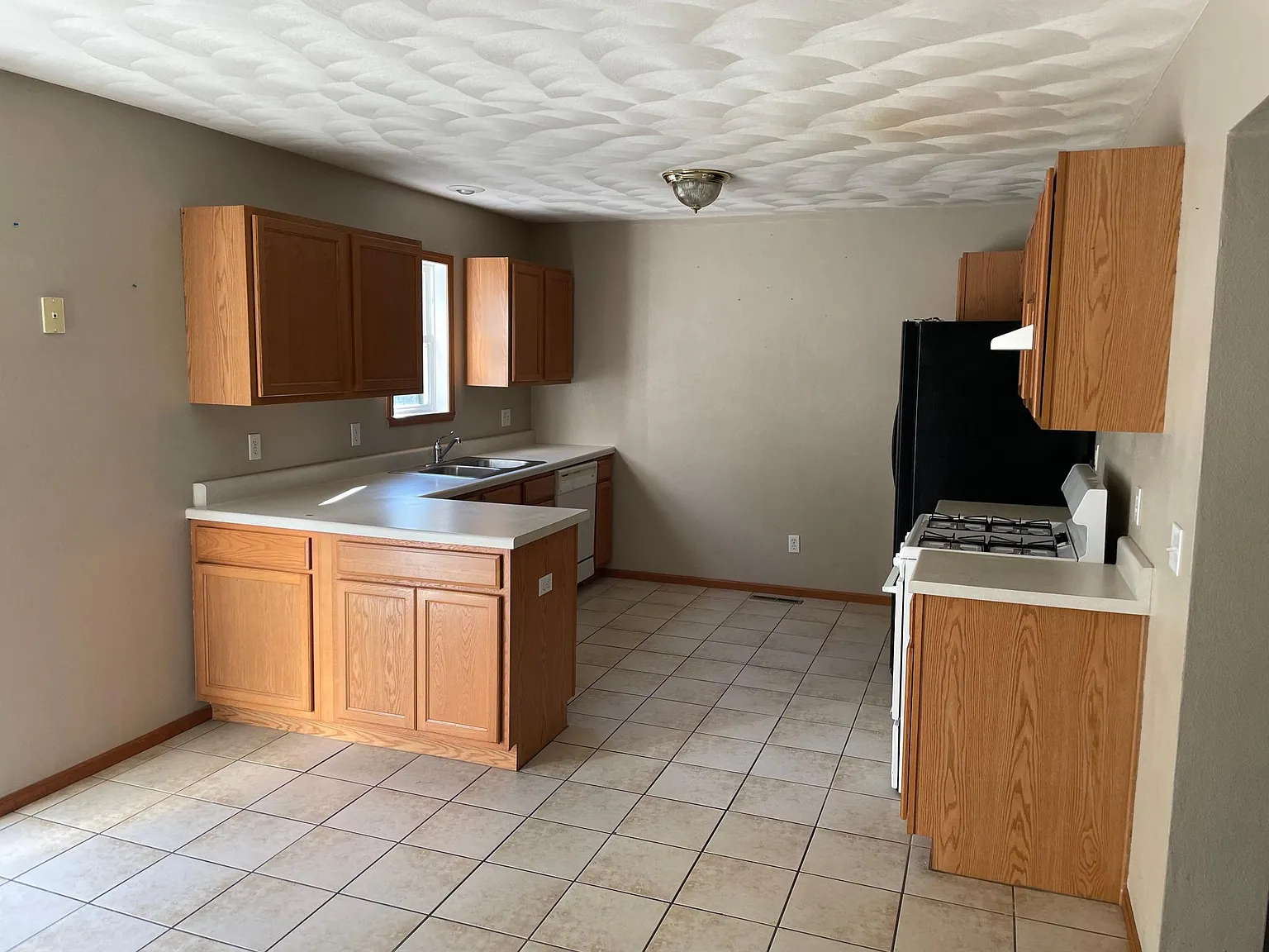 3 bed, 2.5 bath, 1374 sqft, $2,100 — Photo 3