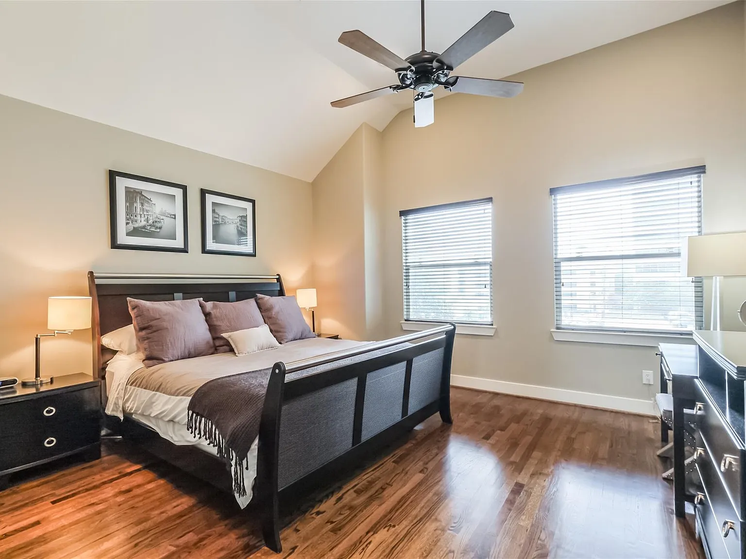 3 bed, 3.5 bath, 2352 sqft, $5,000 — Photo 3