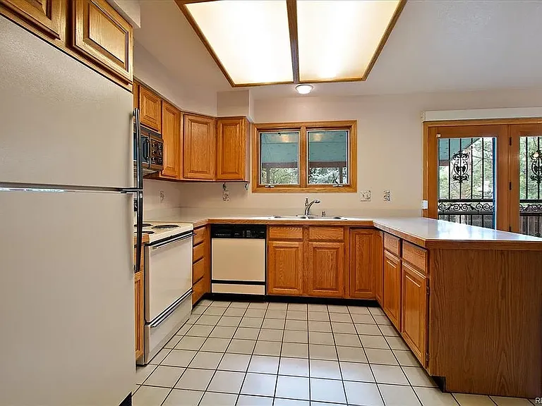 907 S Emporia St — Photo 11