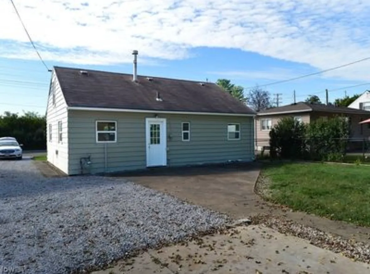 3 bed, 1075 sqft, $1,350 — Photo 2