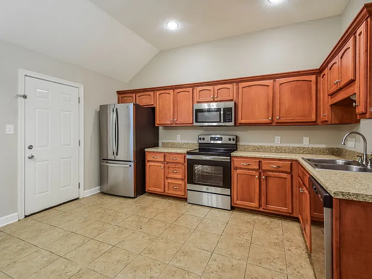6304 Kingsview Dr — Photo 8