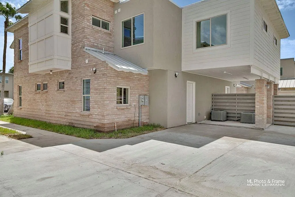 3 bed, 2.5 bath, 2134 sqft, $2,300 — Photo 4