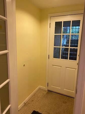 Entry way vestibule into apartment