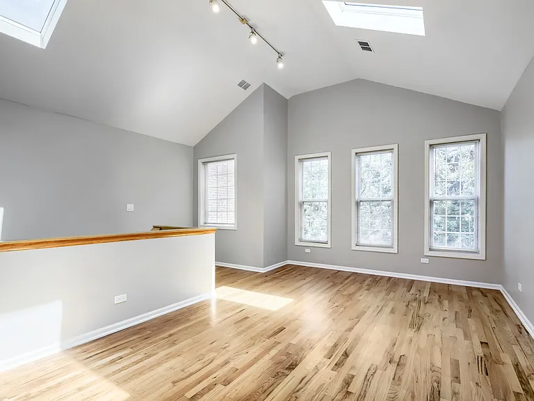 1422 N Maplewood Ave — Photo 5
