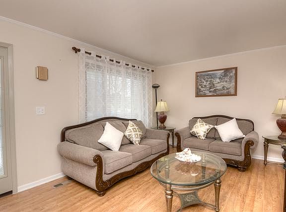 4th image of 3865 Marine Dr