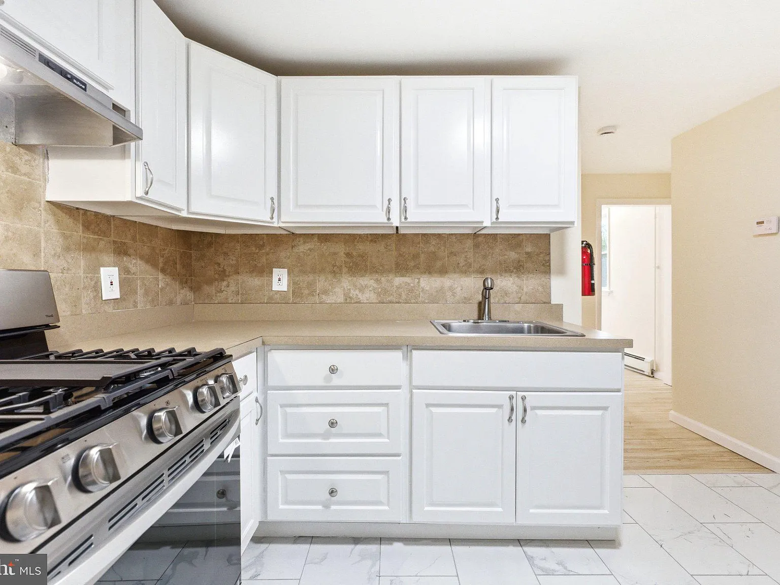 1 bed, 1.0 bath, 600 sqft, $2,200 — Photo 2