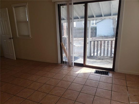 5th image of 181 Como Ave