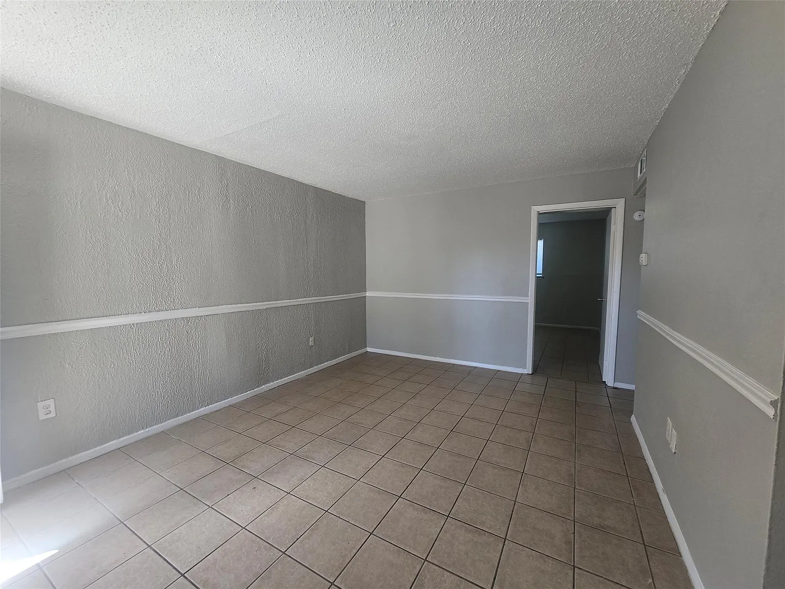 2 bed, 1.0 bath, 726 sqft, $1,000 — Photo 2