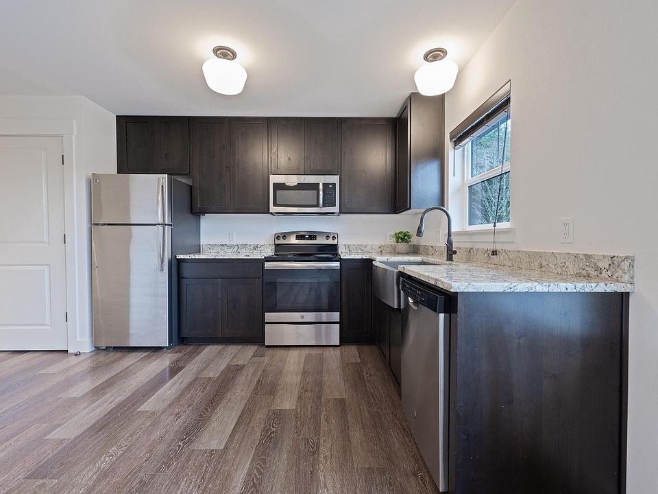 Kitchen - 
Stainless Steel Applicances
Custom Cabinets
Granite Countertops