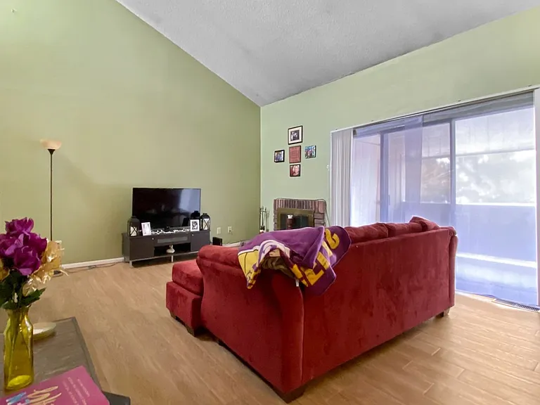 2105 Melrose Dr — Photo 5