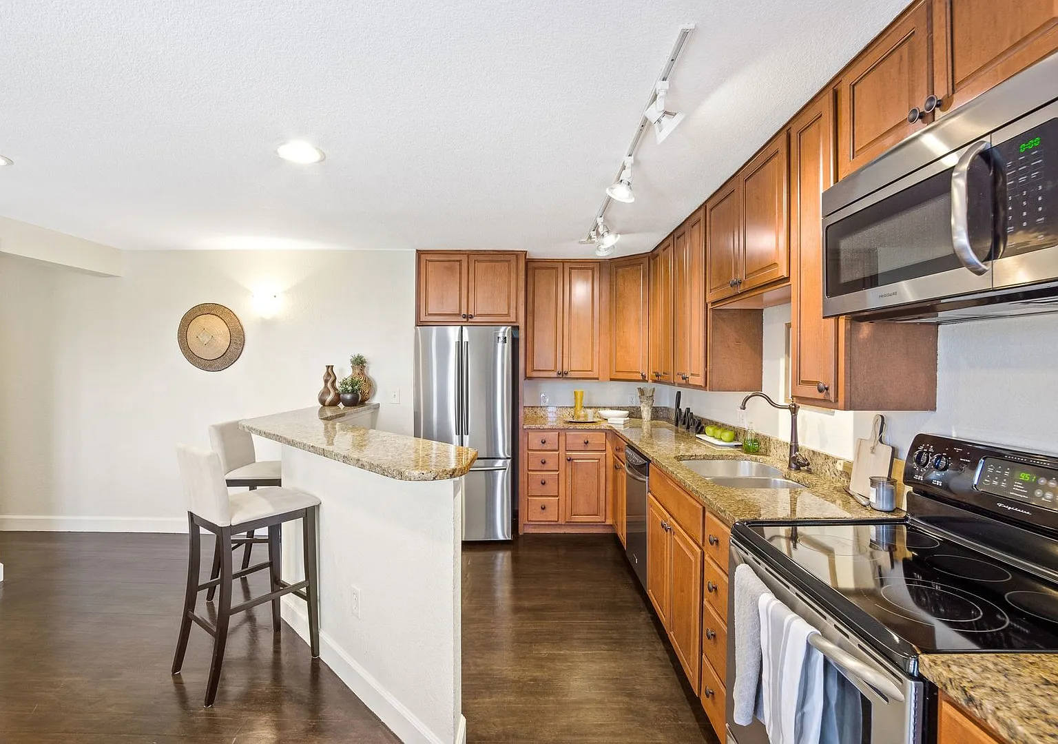 Incredible 2 bedroom 1 bath Condo in West Washington Park Neighborhood — Photo 4