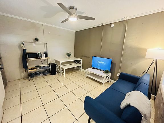 3rd image of 402 S Holly St #11283513