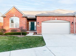 40478 Oakbrook Dr, Sterling Heights, MI