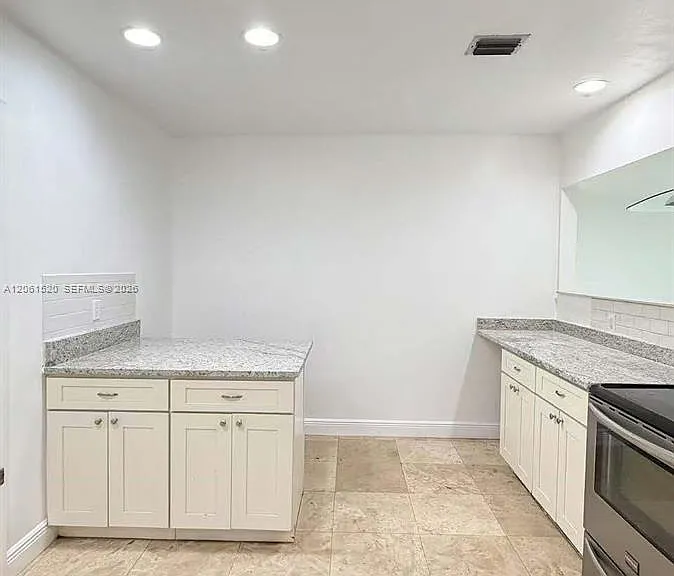 637 SW 1st St — Photo 3
