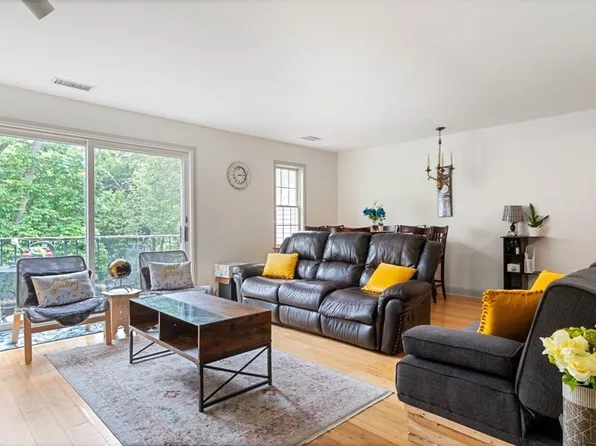 16 N Stone Mill Dr #1024, Dedham, MA 02026