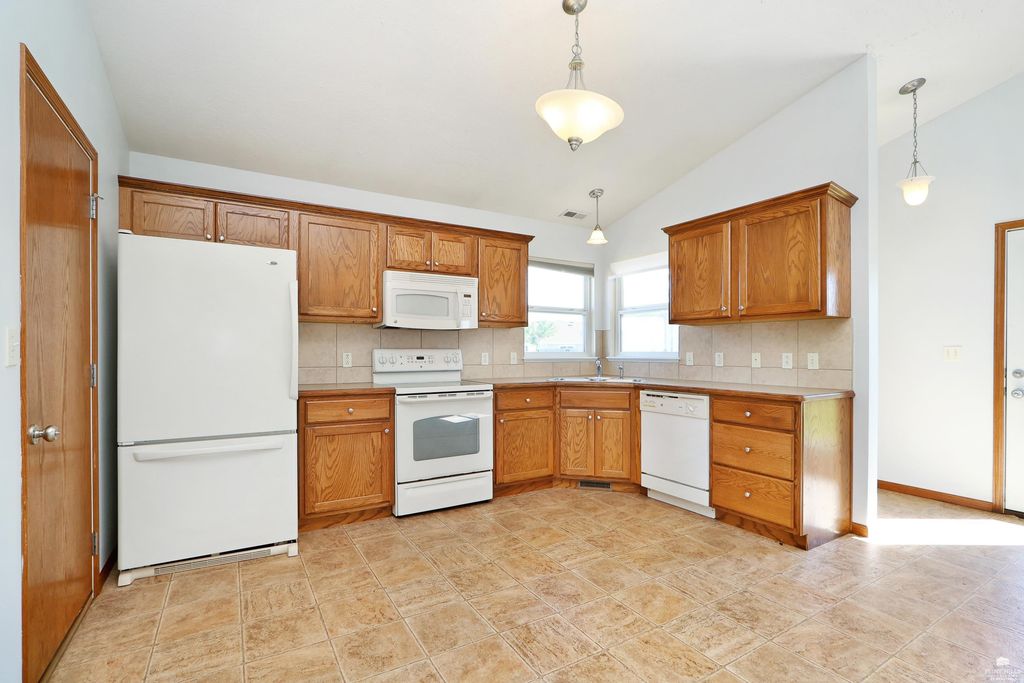 420 Brooklawn Ct, Manhattan, KS - View 6