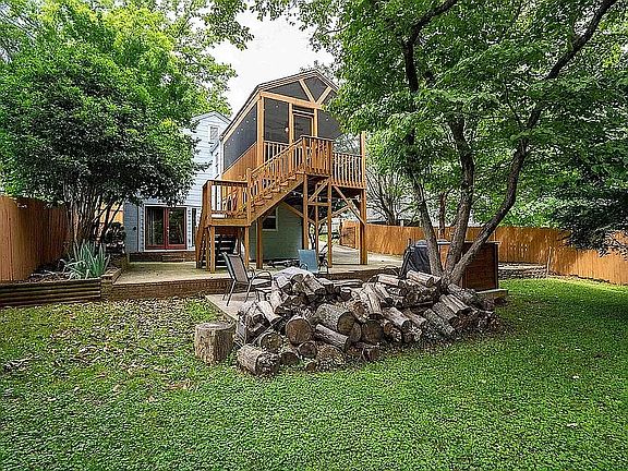 3rd image of 108 Hawthorne Ln