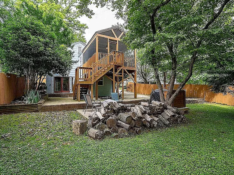 108 Hawthorne Ln — Photo 3