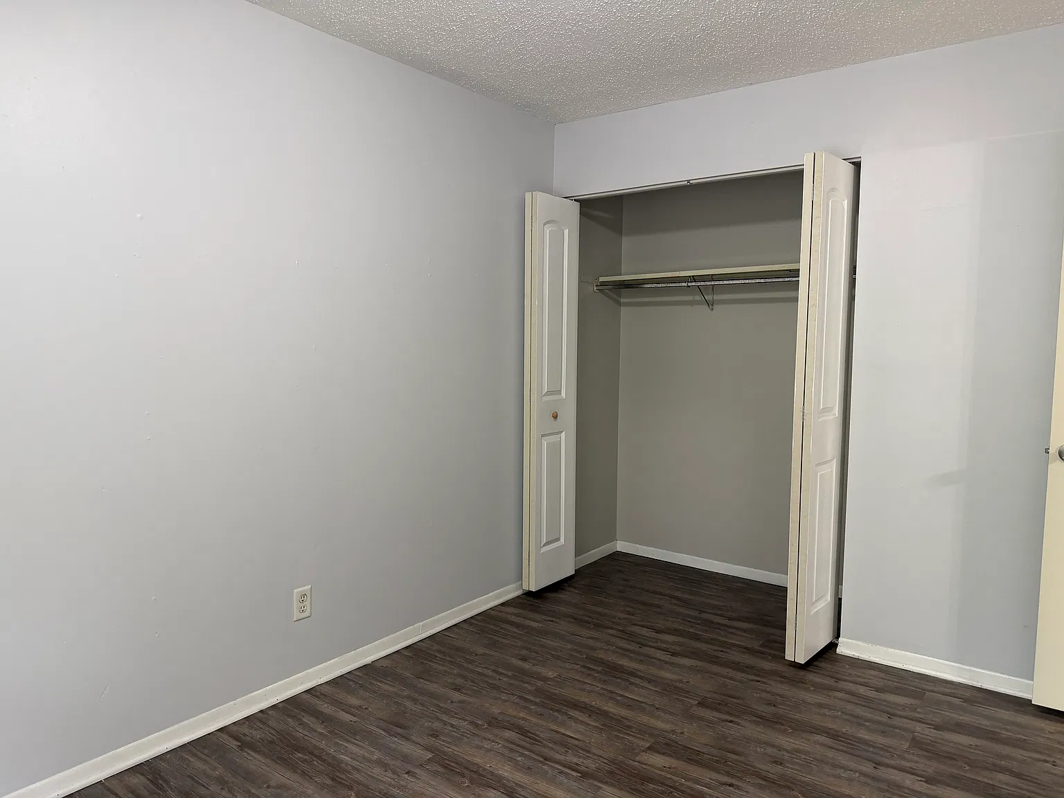 Lake Shore Apartments — Photo 4