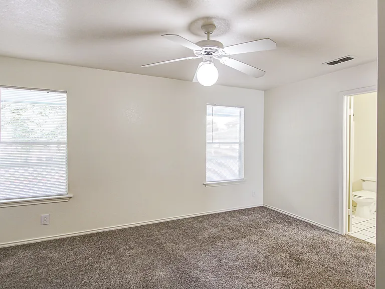 Oak Terrace Apartments — Photo 30