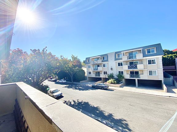 4th image of 638 N West Knoll Dr #4A