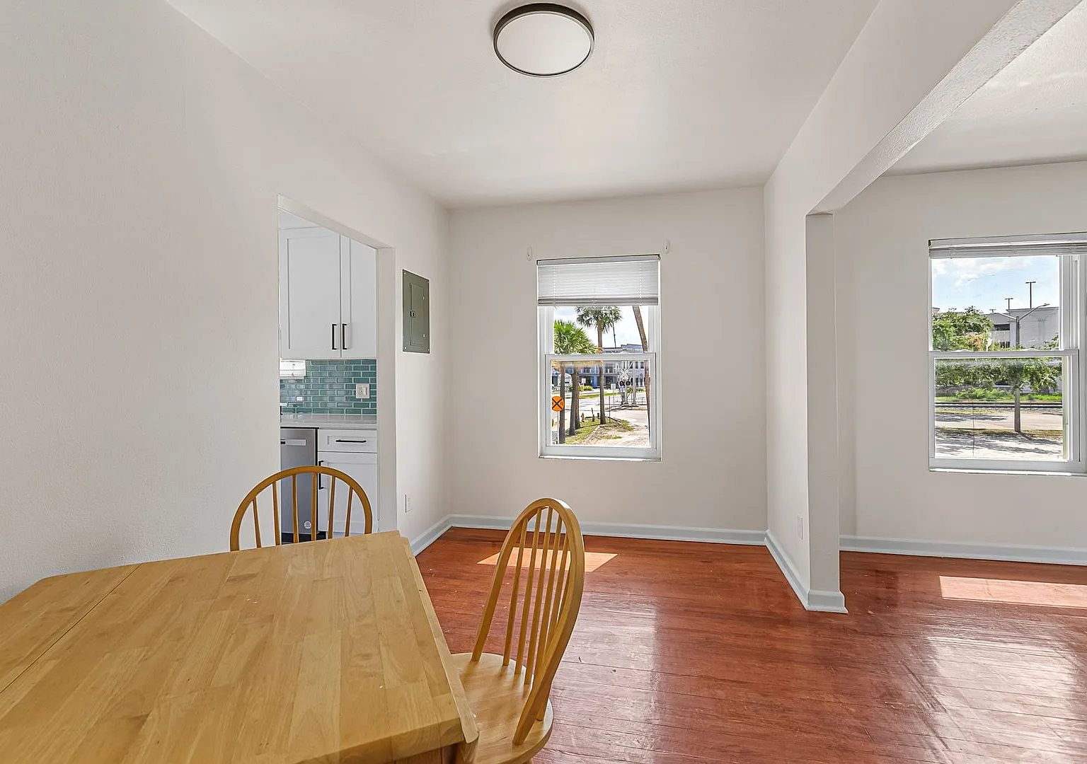 1008 strawbridge upstairs — Photo 2