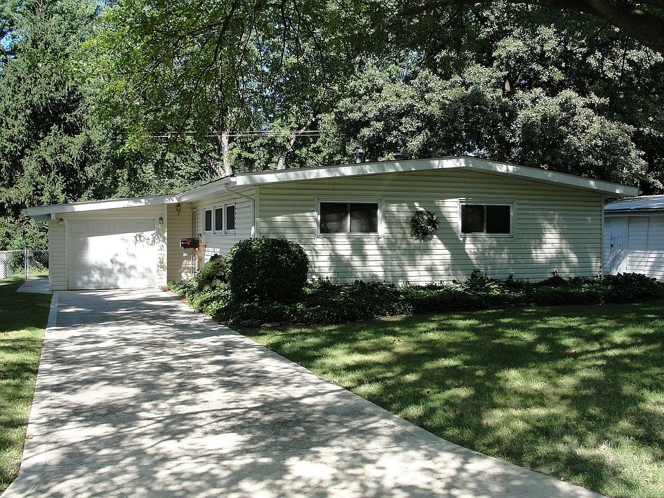 Curb appeal w/new drive and vinyl siding.