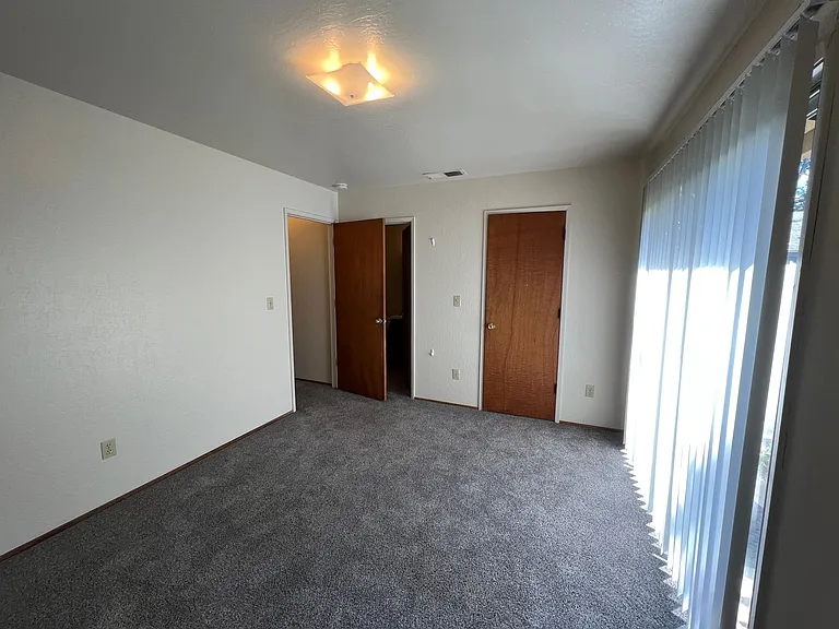 1132 Hobart St — Photo 14