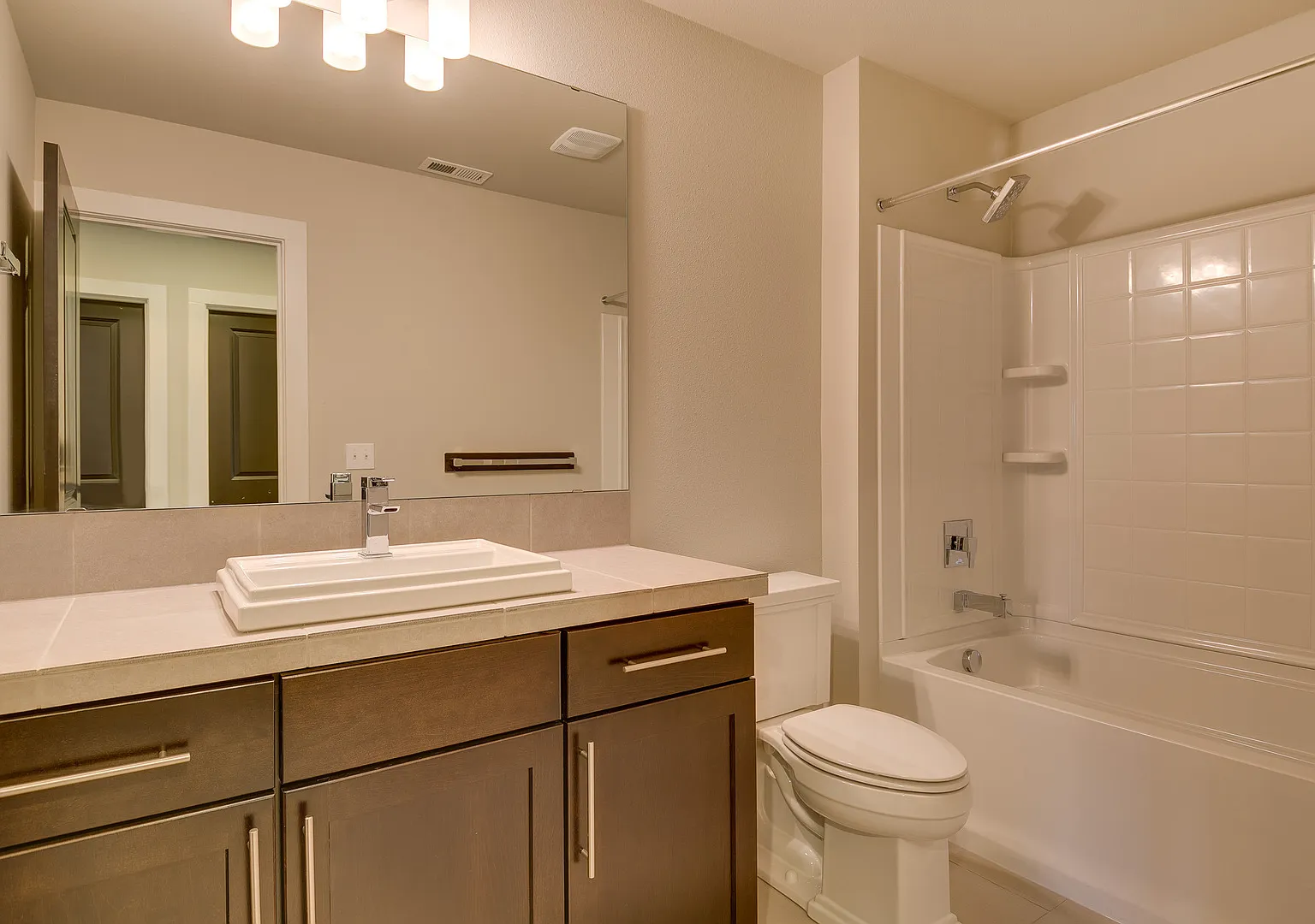 5 bed, 3.5 bath, 3166 sqft, $4,550 — Photo 2