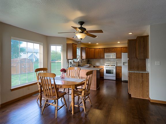 11x10 kitchen, 10x16 nook