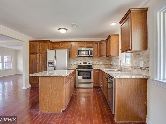 Stainless Steel Appliances, Granite, Backsplash